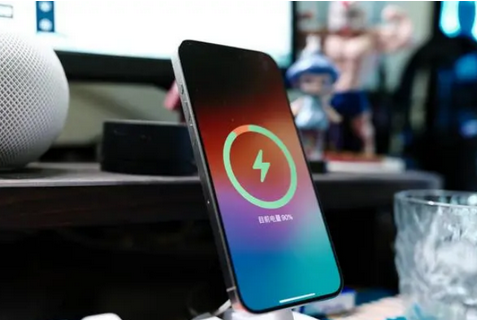 头屯河苹果15换屏服务分享用什么充电器给iPhone15充电更好 